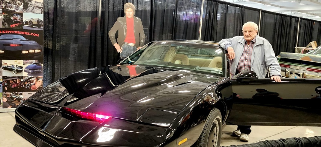 William Daniels, the original voice of KITT, posing next to the KITTFORHIRE replica car at the Niagara Falls Comic Con in Canada